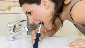 Idropulsore dentale: a cosa serve e come funziona per l'igiene orale